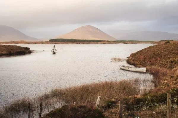 Lake and mountain in Connemara national park