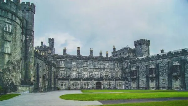 Kilkenny Castle courtyard